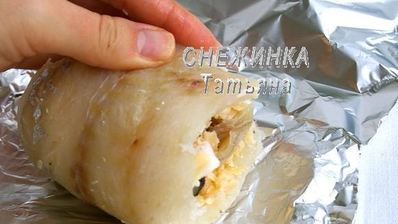 морской рулет с сыром джюгас под маковым соусом на подушке из цукини