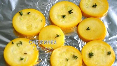 морской рулет с сыром джюгас под маковым соусом на подушке из цукини