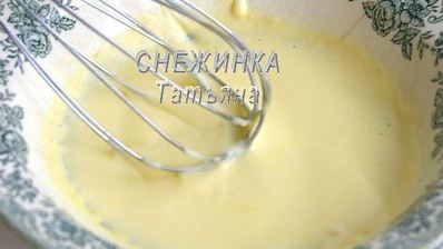 морской рулет с сыром джюгас под маковым соусом на подушке из цукини