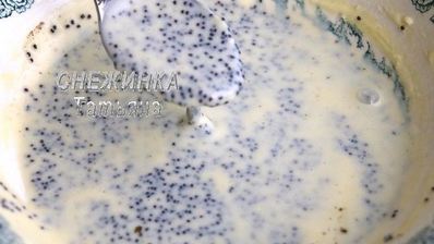 морской рулет с сыром джюгас под маковым соусом на подушке из цукини