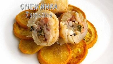 морской рулет с сыром джюгас под маковым соусом на подушке из цукини