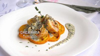 морской рулет с сыром джюгас под маковым соусом на подушке из цукини