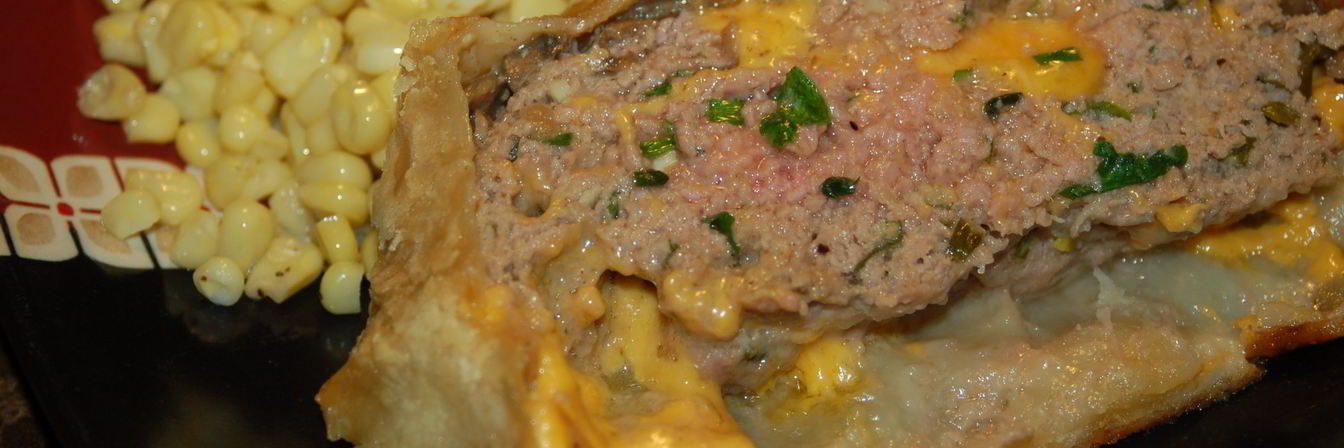 Мясной рулет с грибами в слоеном тесте