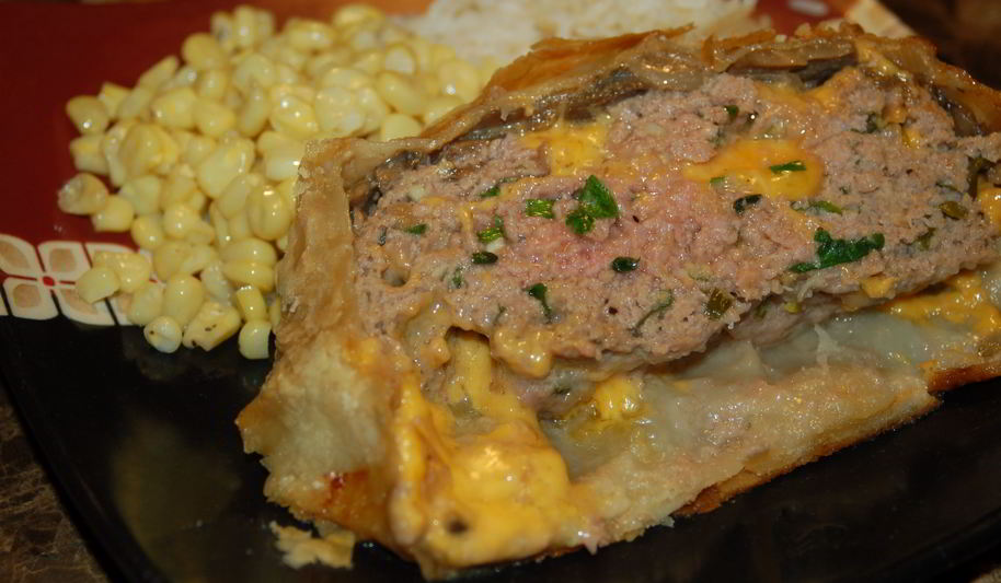 Рецепт мясного рулета с грибами в слоеном тесте