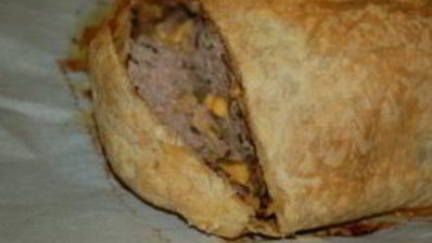 мясной рулет с грибами в слоеном тесте