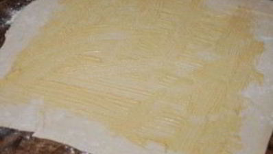 мясной рулет с грибами в слоеном тесте