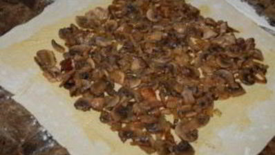 мясной рулет с грибами в слоеном тесте