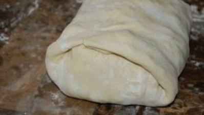 мясной рулет с грибами в слоеном тесте