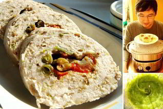 Паровой рулет с овощным соусом