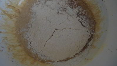 пряный рулет с творожно-банановой начинкой