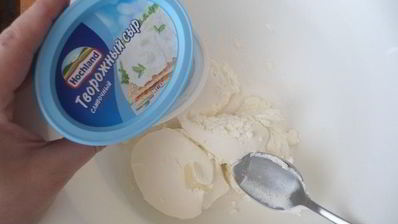 пряный рулет с творожно-банановой начинкой