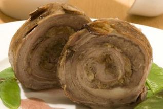 Рулет из баранины с финиками