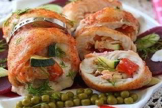 Рулет из белой рыбы с форелью и креветками