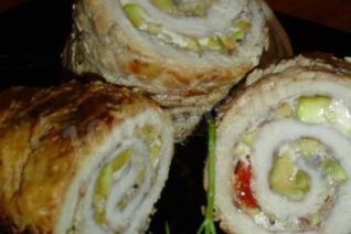 Рулет из грудинки с фисташками