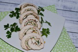 Рулет из грудки с омлетом