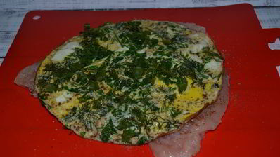 рулет из грудки с омлетом