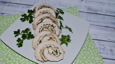 рулет из грудки с омлетом