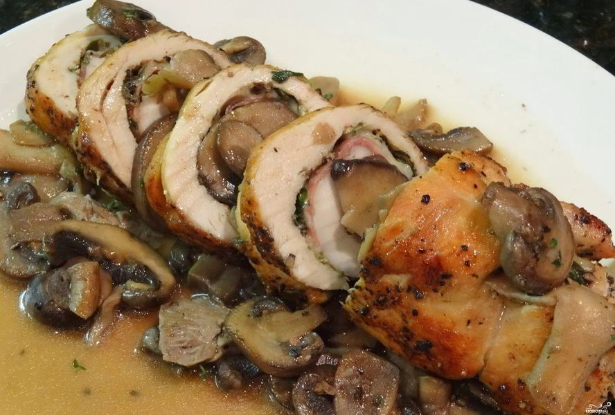 Рулет из индейки с грибами и сыром