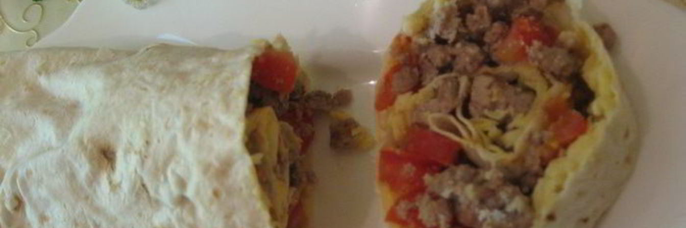 Рулет из лаваша с помидорами, мясом и сыром