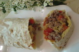 Рулет из лаваша с помидорами, мясом и сыром