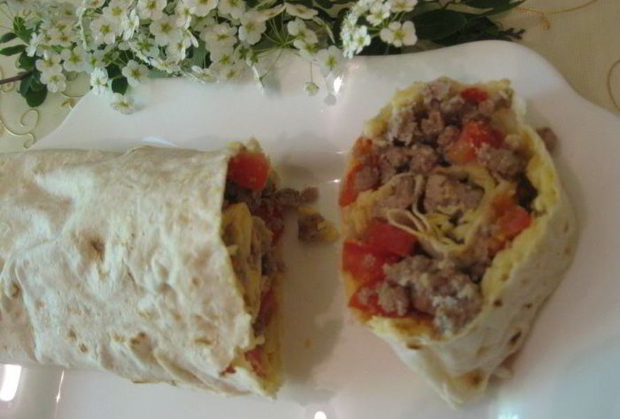 Рулет из лаваша с помидорами, мясом и сыром