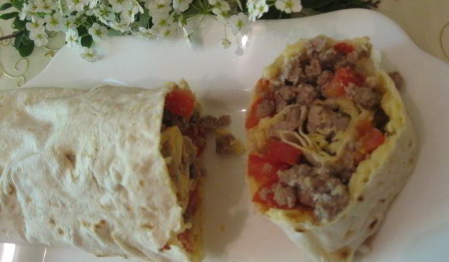 Рецепт рулета из лаваша с помидорами, мясом и сыром