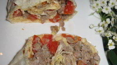 рулет из лаваша с помидорами, мясом и сыром