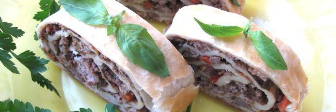 Рулет из слоеного теста с мясом, черносливом и зеленью