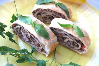 Рулет из слоеного теста с мясом, черносливом и зеленью