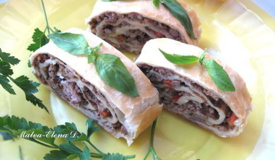 Рецепт рулета из слоеного теста с мясом, черносливом и зеленью