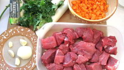 рулет из слоеного теста с мясом, черносливом и зеленью