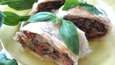 рулет из слоеного теста с мясом, черносливом и зеленью