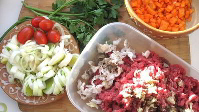 рулет из слоеного теста с мясом, черносливом и зеленью