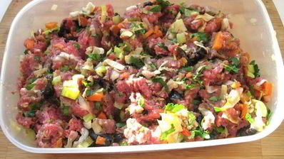 рулет из слоеного теста с мясом, черносливом и зеленью