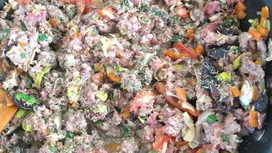 рулет из слоеного теста с мясом, черносливом и зеленью