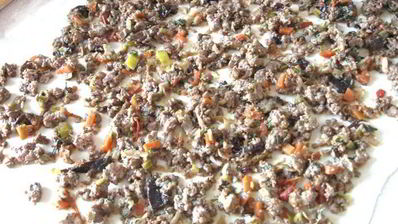 рулет из слоеного теста с мясом, черносливом и зеленью