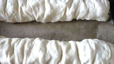 рулет из слоеного теста с мясом, черносливом и зеленью