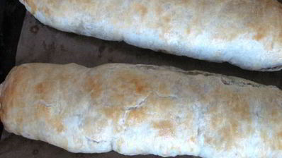 рулет из слоеного теста с мясом, черносливом и зеленью