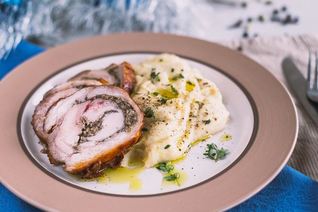 Рулет из свинины с грибной начинкой