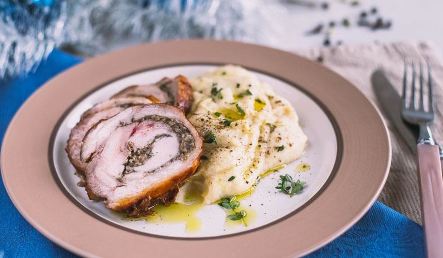 Рецепт рулета из свинины с грибной начинкой