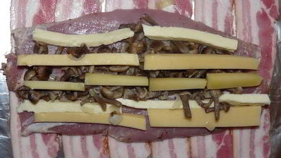 рулет из свиной вырезки в беконе