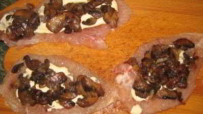рулет куриный с грибами и сыром