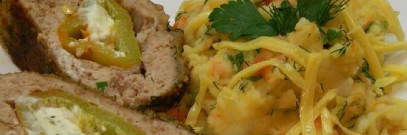 Рулет с начинкой из перца, фаршированного сыром