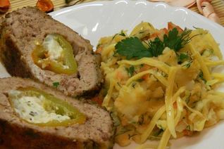 Рулет с начинкой из перца, фаршированного сыром