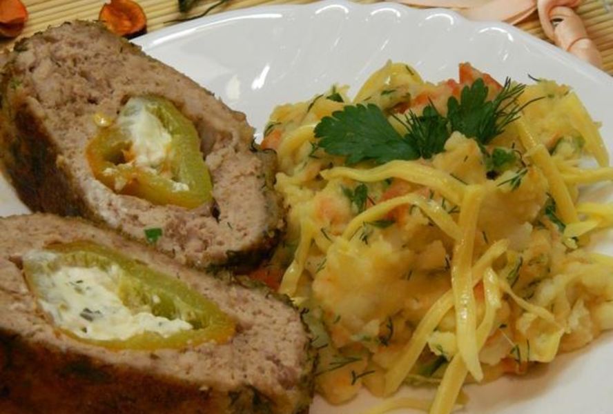 Рулет с начинкой из перца, фаршированного сыром