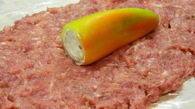 рулет с начинкой из перца, фаршированного сыром