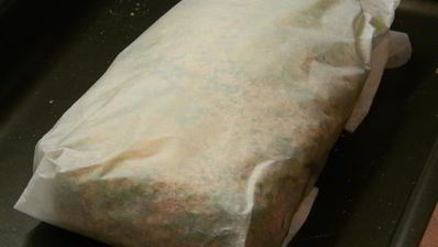 рулет с начинкой из перца, фаршированного сыром