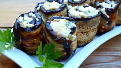 рулетики из баклажанов с плавленым сыром и болгарским перцем