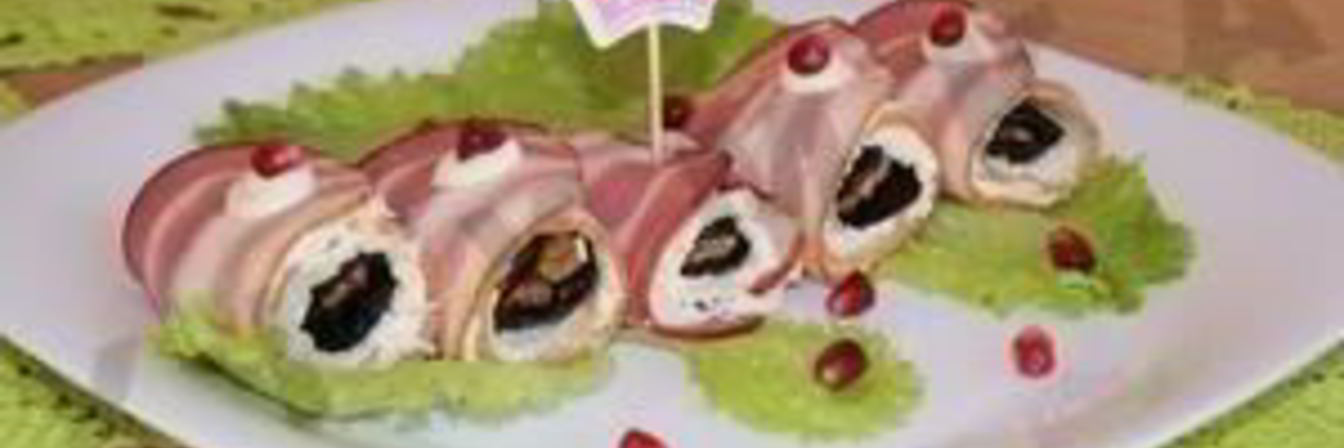Рулетики из бекона с черносливом сыром и грецкими орехами