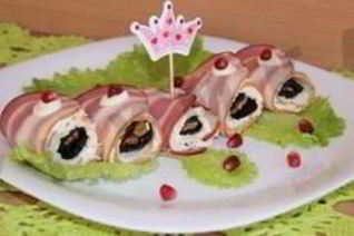 Рулетики из бекона с черносливом сыром и грецкими орехами